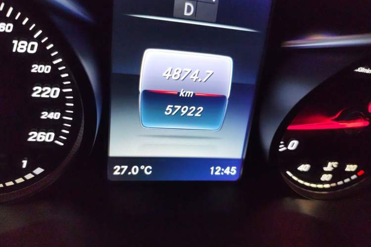 Used Mercedes-Benz C-Class 2015 Revised C 200 L Sport Edition Odometer Close Up