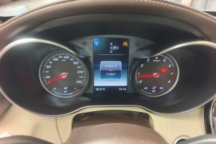 Used Mercedes-Benz C-Class 2015 Facelift C 200 L Odometer Close Up