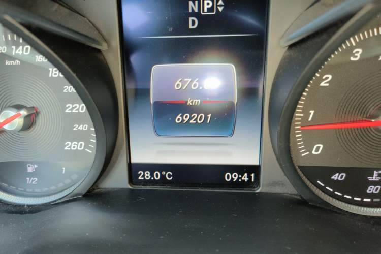 Used Mercedes-Benz C-Class 2015 C 200 L Sport Edition Odometer Close Up