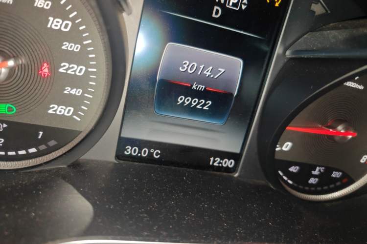 Used Mercedes-Benz C-Class 2015 C 260 L Sport Edition Odometer Close Up