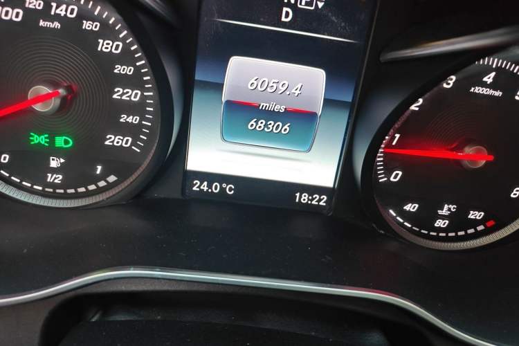 Used Mercedes-Benz C-Class 2015 C 180 L Sport Edition Odometer Close Up