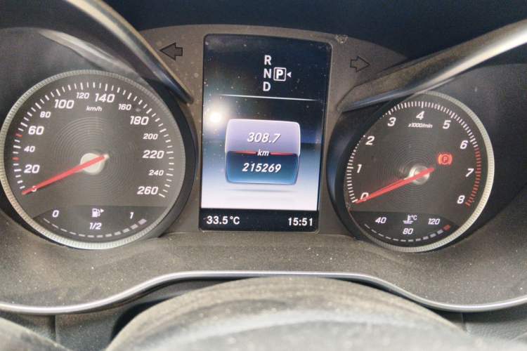 Used Mercedes-Benz C-Class 2015 Revised C 200 L Sport Edition Odometer Close Up