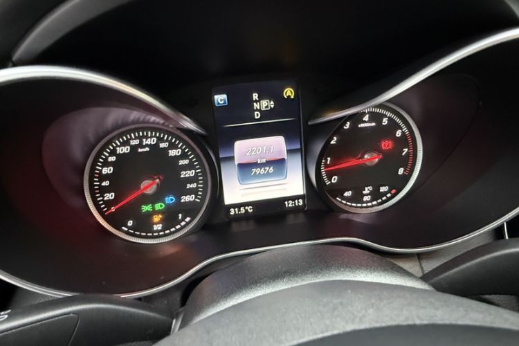 Used Mercedes-Benz C-Class 2015 C 200 L Sport Edition Odometer Close Up