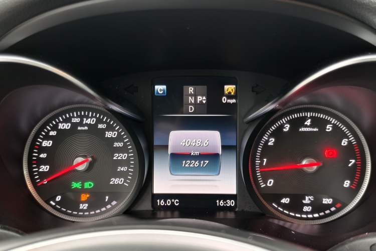 Used Mercedes-Benz C-Class 2015 C 200 station wagon Odometer Close Up
