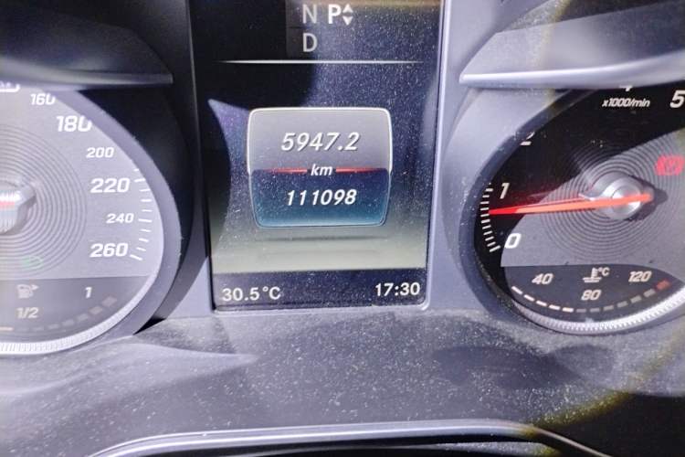 Used Mercedes-Benz C-Class 2015 Revised C 200 L Sport Edition Odometer Close Up