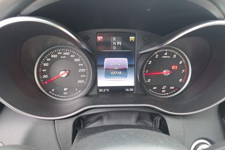 Used Mercedes-Benz C-Class 2015 C 200 Sport Edition 4MATIC Odometer Close Up