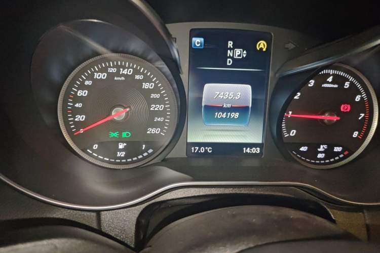 Used Mercedes-Benz C-Class 2015 Revised C 200 L Sport Edition Odometer Close Up