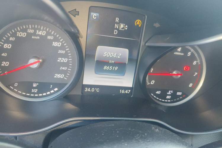 Used Mercedes-Benz C-Class 2015 C 180 L Sport Edition Odometer Close Up