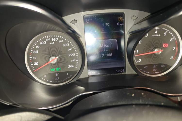 Used Mercedes-Benz C-Class 2015 Revised C 200 L Sport Edition Odometer Close Up