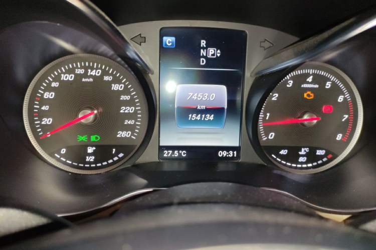 Used Mercedes-Benz C-Class 2015 C 200 L Sport Edition Odometer Close Up