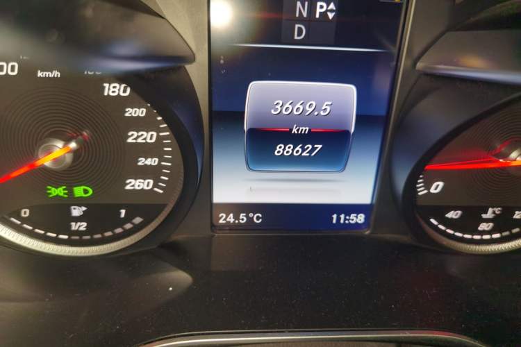 Used Mercedes-Benz C-Class 2015 Facelift C 200 L Odometer Close Up