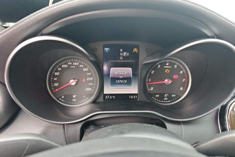 Used Mercedes-Benz C-Class 2015 C 200 L Odometer Close Up