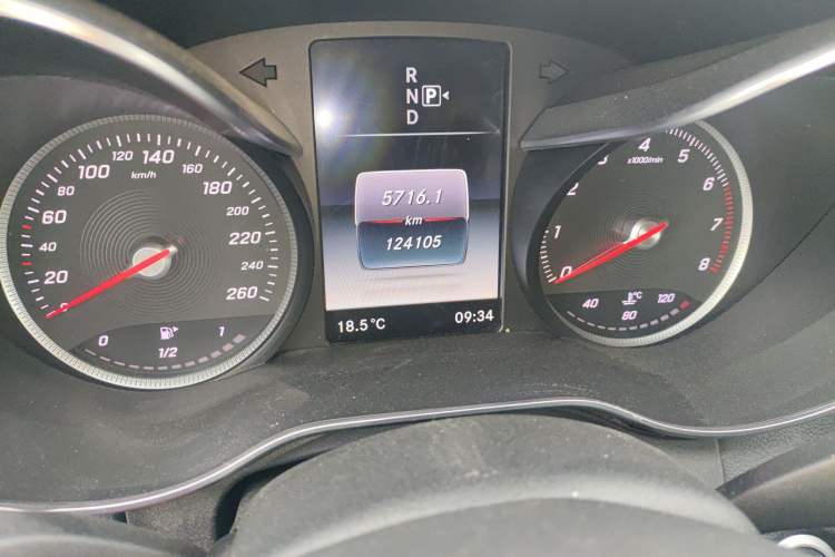 Used Mercedes-Benz C-Class 2015 C 200 L Sport Edition Odometer Close Up
