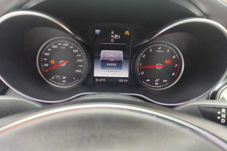Used Mercedes-Benz C-Class 2015 C 200 L Odometer Close Up