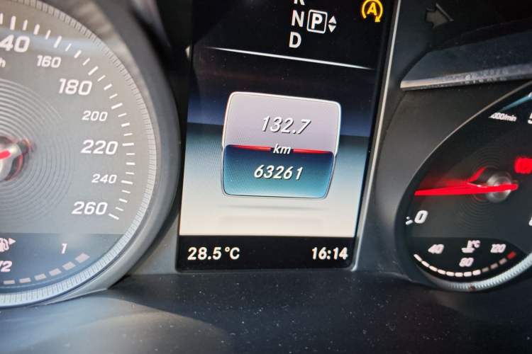 Used Mercedes-Benz C-Class 2015 C 180 L Sport Edition Odometer Close Up