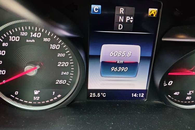 Used Mercedes-Benz C-Class 2015 Facelift C 180 L Odometer Close Up
