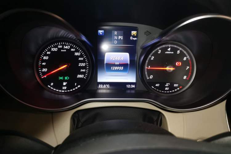 Used Mercedes-Benz C-Class 2015 Revised C 200 L Sport Edition Odometer Close Up