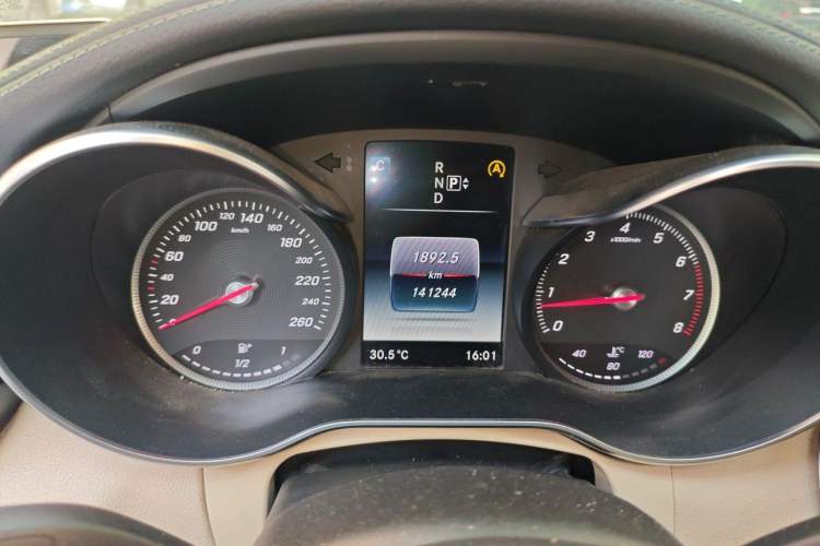 Used Mercedes-Benz C-Class 2015 C 200 L Sport Edition Odometer Close Up