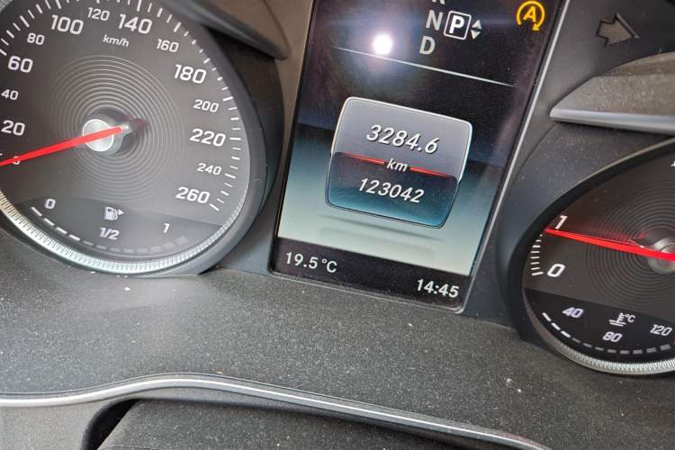 Used Mercedes-Benz C-Class 2015 Revised C 200 L Sport Edition Odometer Close Up