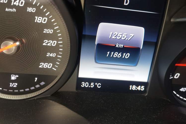 Used Mercedes-Benz C-Class 2015 C 180 L Sport Edition Odometer Close Up