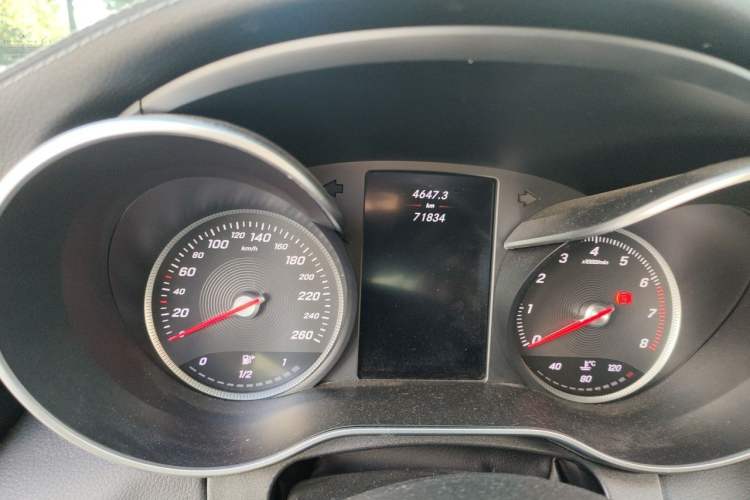 Used Mercedes-Benz C-Class 2015 Revised C 200 L Sport Edition Odometer Close Up