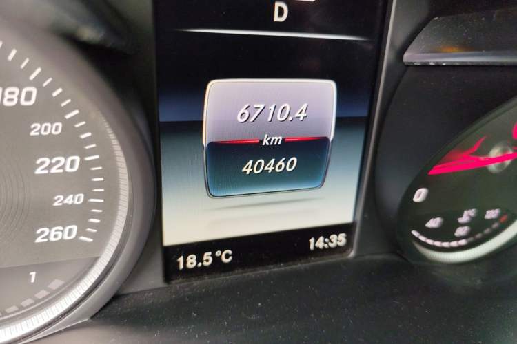 Used Mercedes-Benz C-Class 2015 C 180 L Sport Edition Odometer Close Up