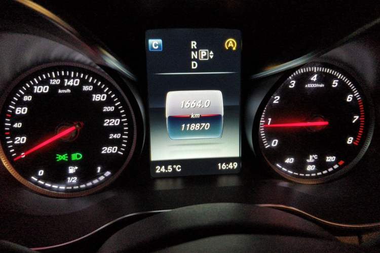 Used Mercedes-Benz C-Class 2015 C 200 L Odometer Close Up