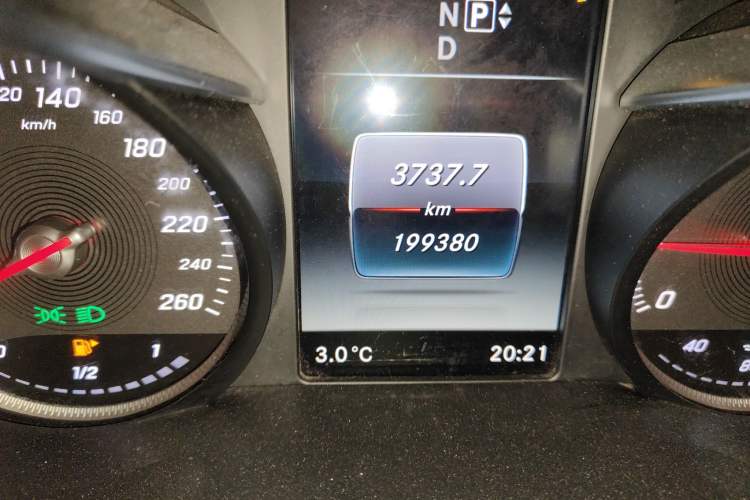 Used Mercedes-Benz C-Class 2015 Facelift C 200 L Odometer Close Up
