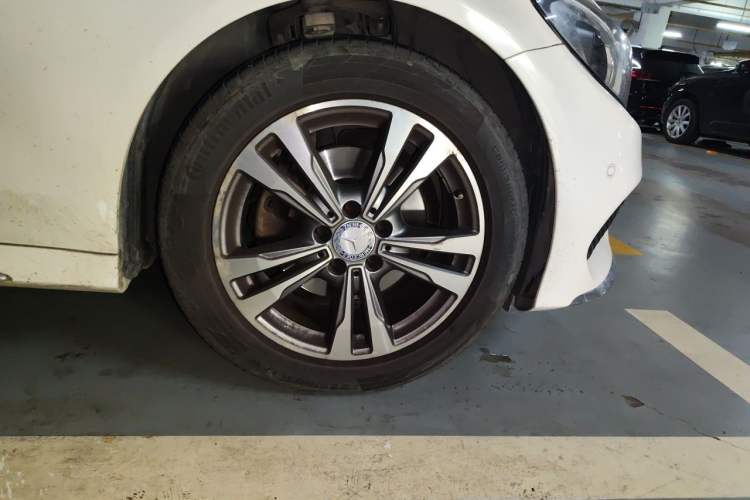 Used Mercedes-Benz C-Class 2015 Revised C 200 L Sport Edition Right Front Wheel Hub