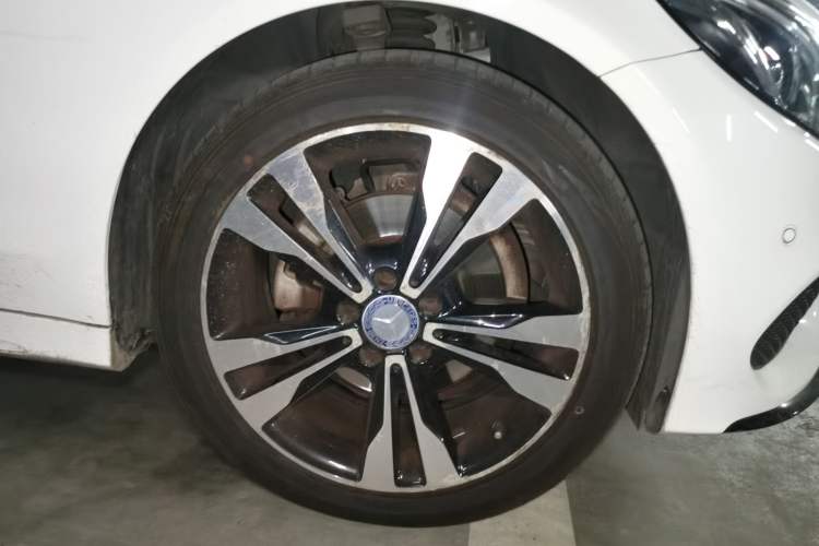 Used Mercedes-Benz C-Class 2015 C 200 Sport Edition 4MATIC Right Front Wheel Hub