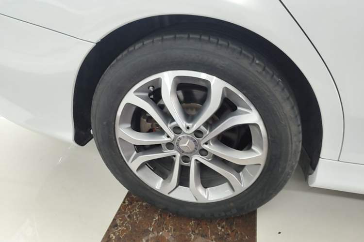 Used Mercedes-Benz C-Class 2015 Revised C 200 L Sport Edition Right Rear Wheel Hub