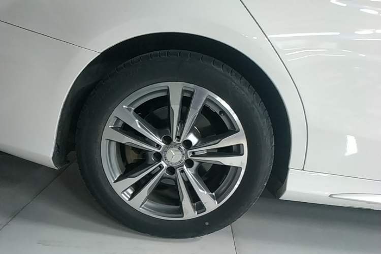 Used Mercedes-Benz C-Class 2015 Revised C 200 L Sport Edition Right Rear Wheel Hub