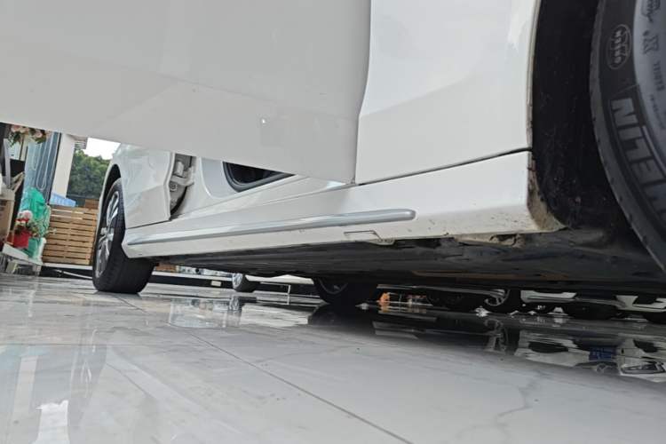 Used Mercedes-Benz C-Class 2015 Revised C 200 L Sport Edition Right Side Sill