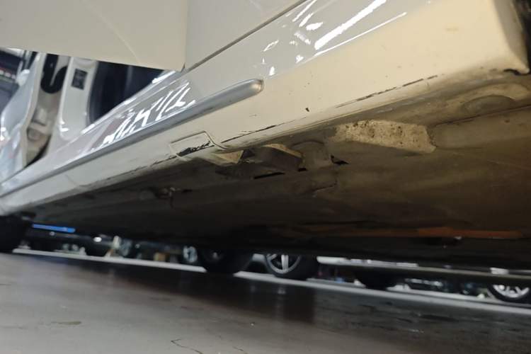 Used Mercedes-Benz C-Class 2015 Revised C 200 L Sport Edition Right Side Sill