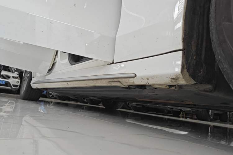 Used Mercedes-Benz C-Class 2015 Revised C 200 L Sport Edition Right Side Sill