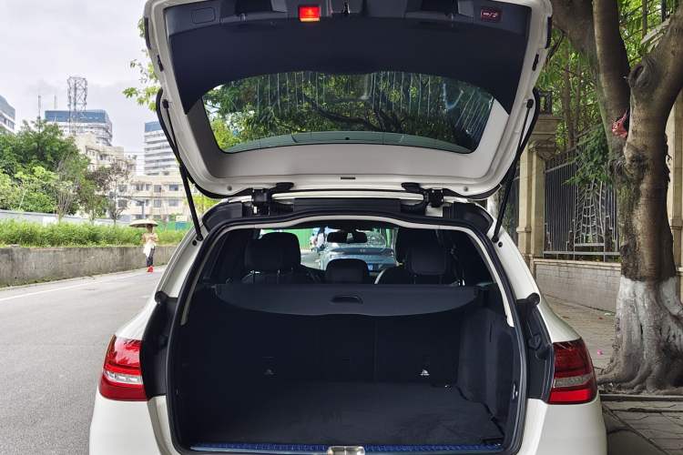 Used Mercedes-Benz C-Class 2015 C 200 station wagon Trunk