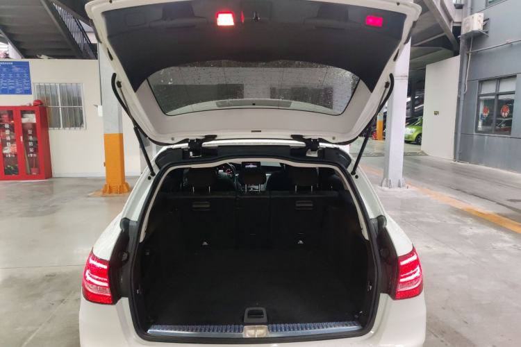 Used Mercedes-Benz C-Class 2015 C 200 station wagon Trunk