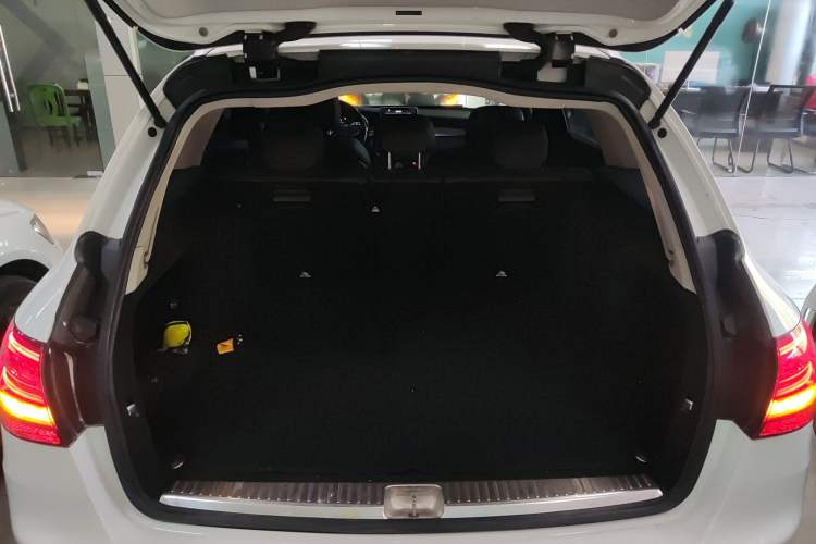 Used Mercedes-Benz C-Class 2015 C 200 station wagon Trunk