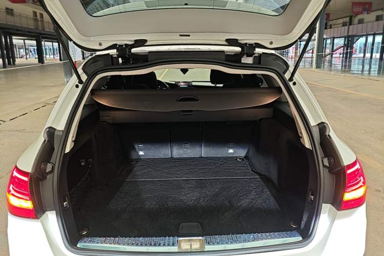 Used Mercedes-Benz C-Class 2015 C 200 station wagon Trunk