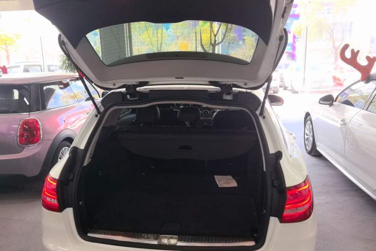 Used Mercedes-Benz C-Class 2015 C 200 station wagon Trunk