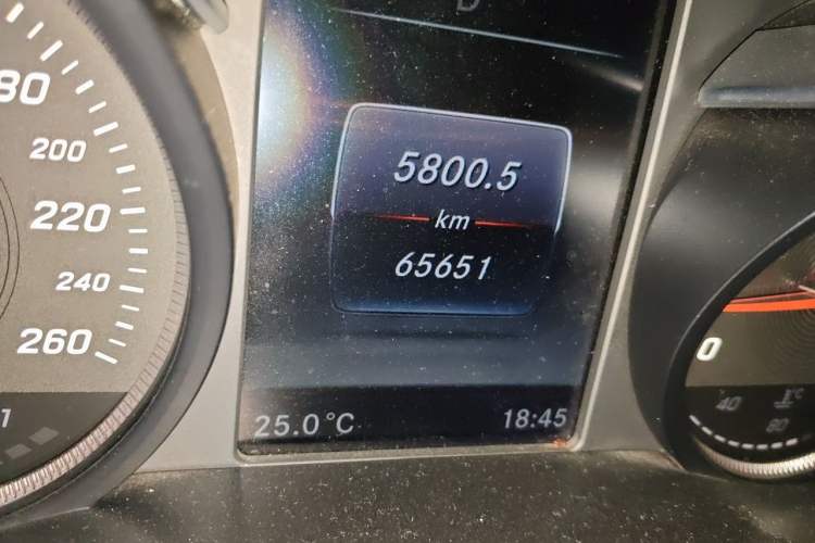 Used Mercedes-Benz C-Class 2016 C 180 L Sport Edition Odometer Close Up