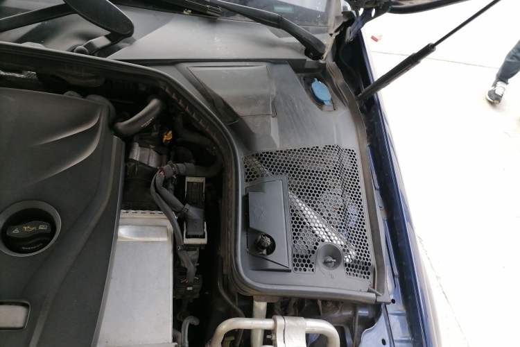 Used Mercedes-Benz C-Class 2016 C 200 L Sport Edition Engine Bay Left