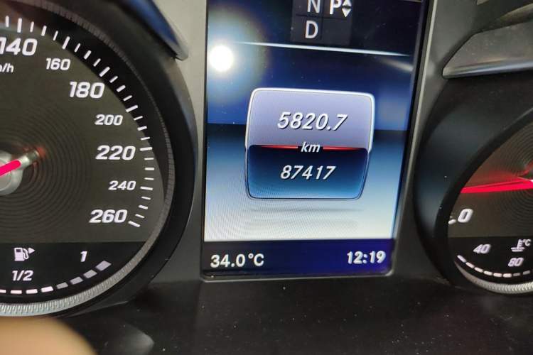 Used Mercedes-Benz C-Class 2016 C 200 L Sport Edition Odometer Close Up