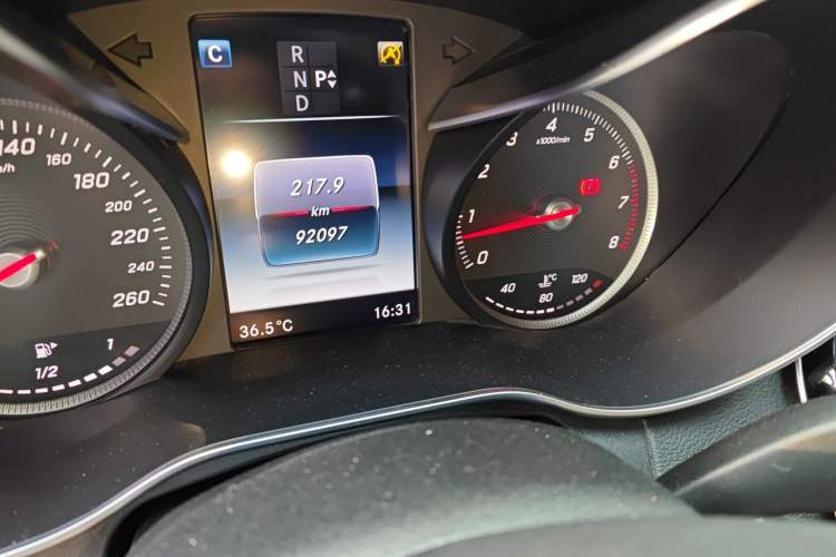 Used Mercedes-Benz C-Class 2016 C 200 L Sport Edition Odometer Close Up