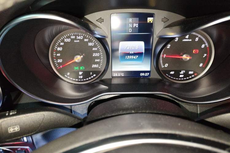 Used Mercedes-Benz C-Class 2016 C 180 L Sport Edition Odometer Close Up