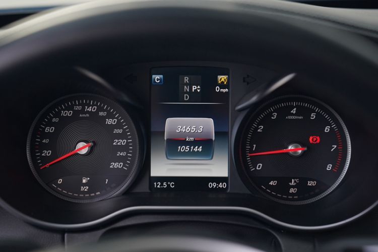 Used Mercedes-Benz C-Class 2016 C 200 L Sport Edition Odometer Close Up