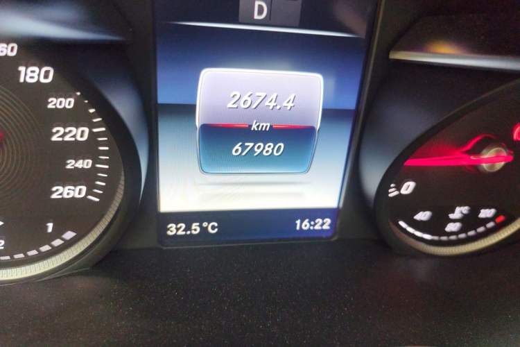 Used Mercedes-Benz C-Class 2016 C 200 L Sport Edition Odometer Close Up