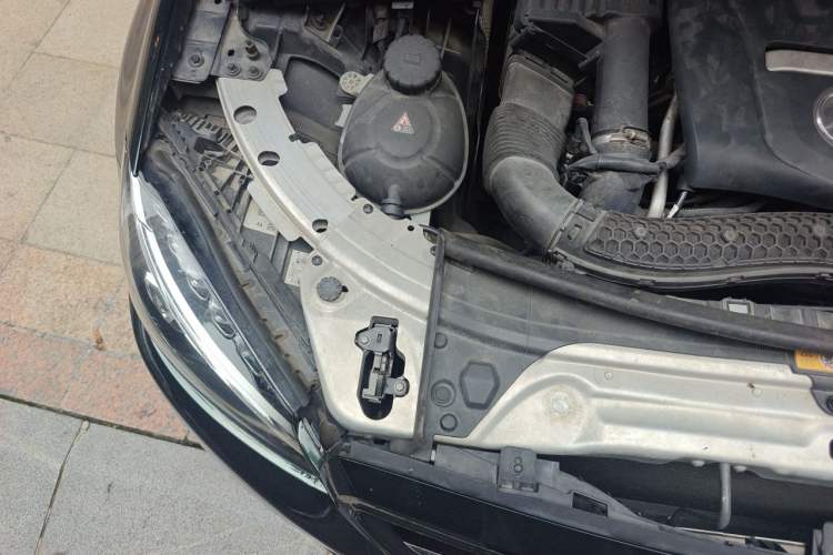 Used Mercedes-Benz C-Class 2016 C 200 L Engine Bay Right