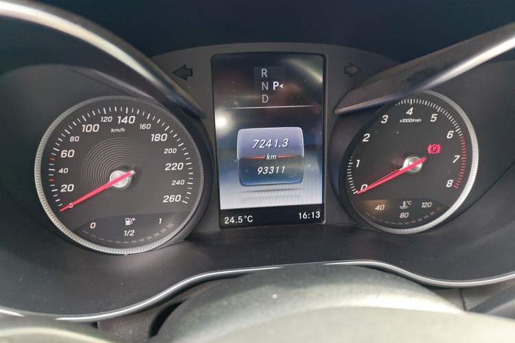 Used Mercedes-Benz C-Class 2016 C 200 L Sport Edition Odometer Close Up