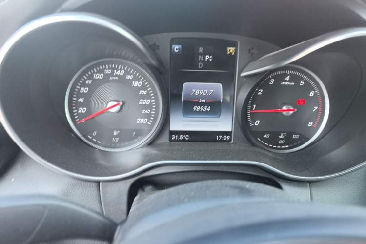 Used Mercedes-Benz C-Class 2016 C 180 L Sport Edition Odometer Close Up